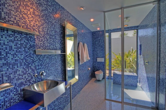 mosaico blu nell'interno del bagno