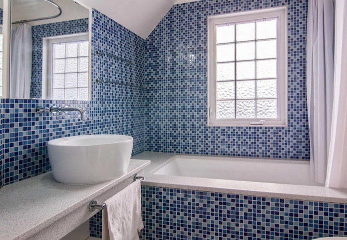 mosaico blu nell'interno del bagno
