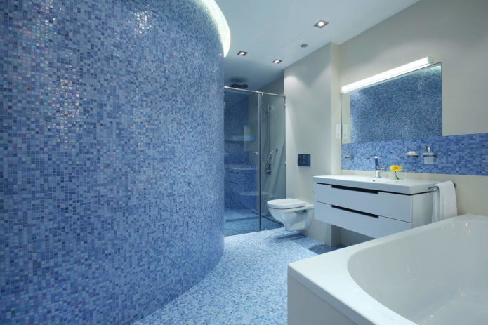 mosaico blu nell'interno del bagno