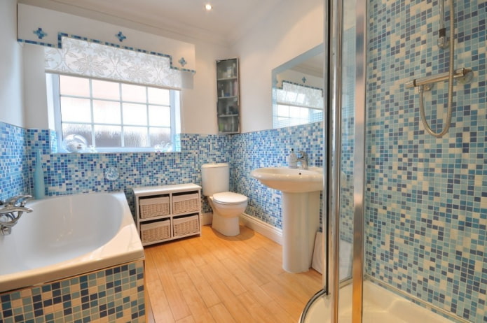 mosaico blu nell'interno del bagno