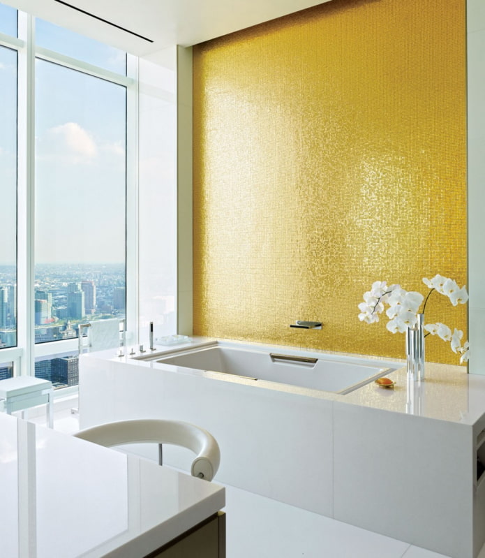 mosaico dorato nell'interno del bagno