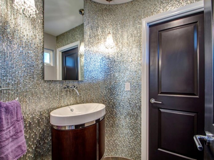 mosaico argentato nell'interno del bagno