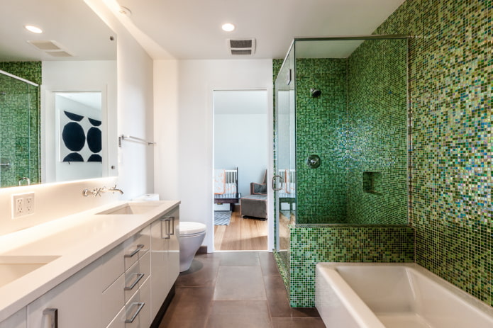 mosaico verde nell'interno del bagno