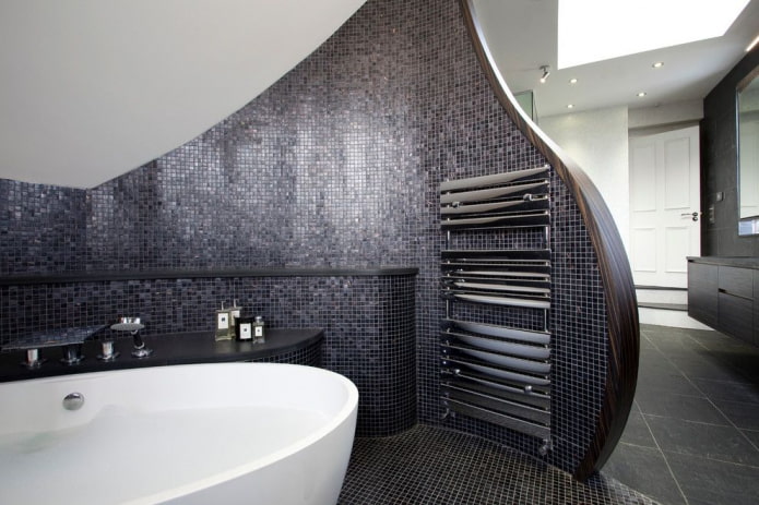 mosaico nero nell'interno del bagno