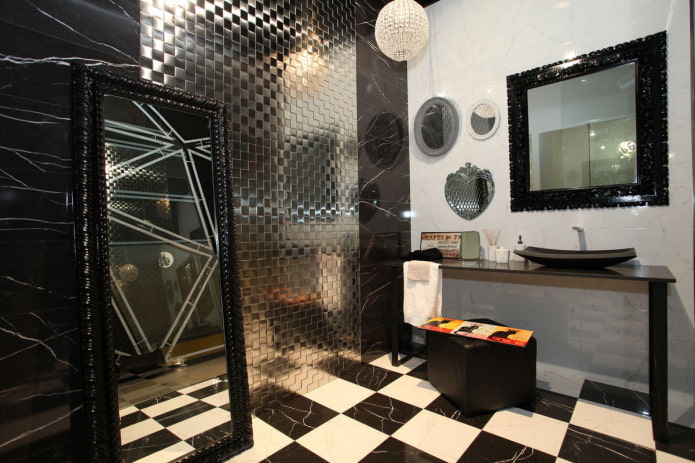 mosaico a specchio nell'interno del bagno