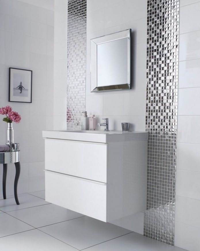 mosaico a specchio nell'interno del bagno