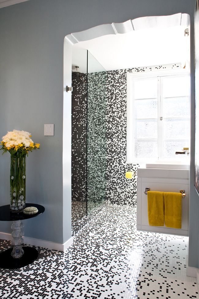 mosaico sul pavimento nell'interno del bagno
