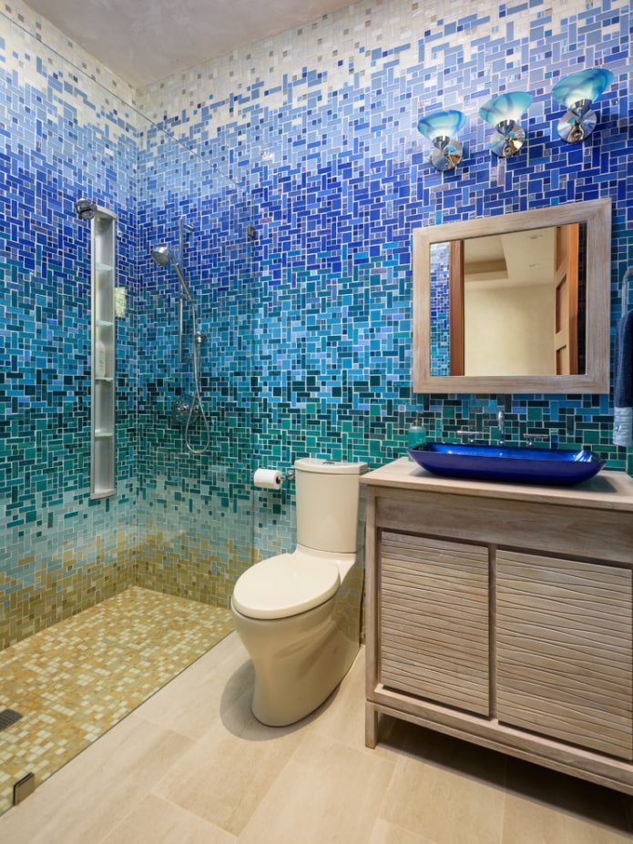 mosaico sulle pareti nell'interno del bagno