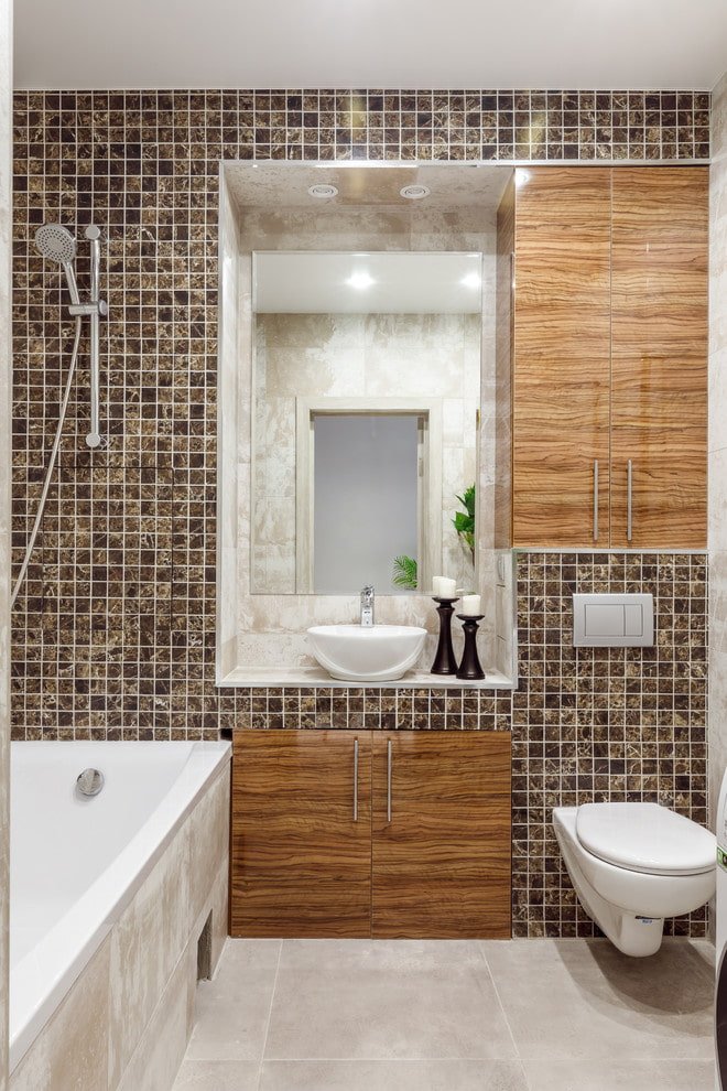 mosaico sulle pareti nell'interno del bagno