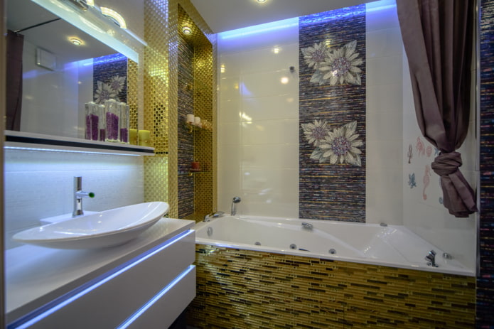 pannello a mosaico nell'interno del bagno