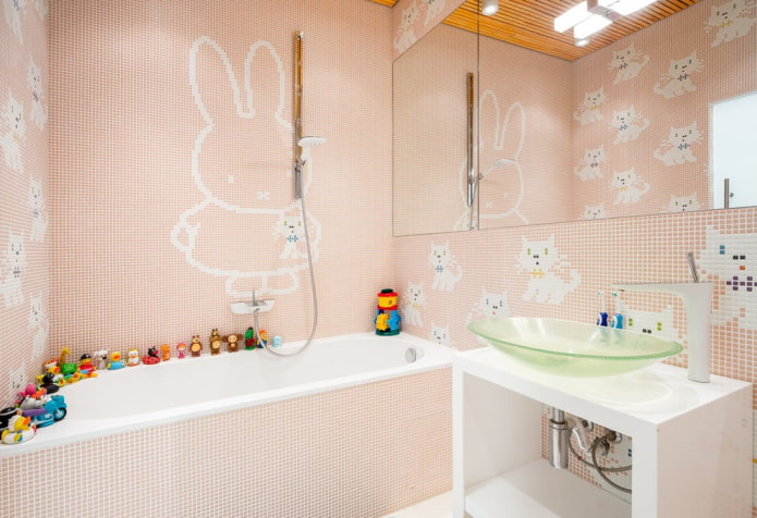 mosaico sulle pareti nell'interno del bagno