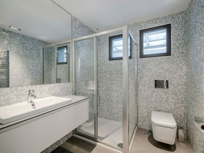 mosaico quadrato nell'interno del bagno