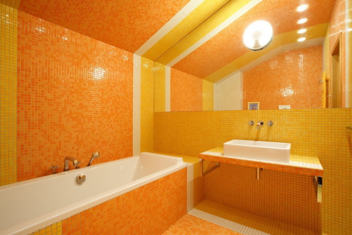 combinazione di diversi colori nel bagno