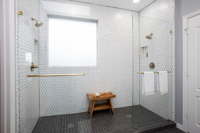 mosaico a nido d'ape nell'interno del bagno