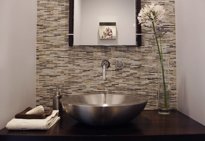 mosaico sfalsato nell'interno del bagno
