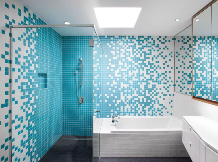 mosaico nell'angolo dell'interno del bagno