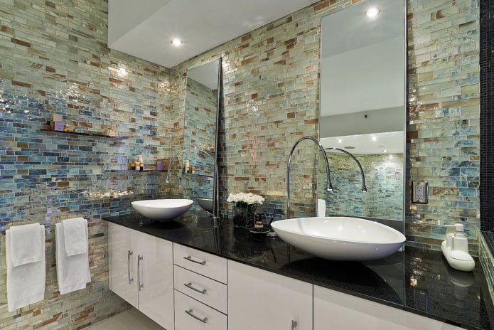 mosaico in pietra nell'interno del bagno