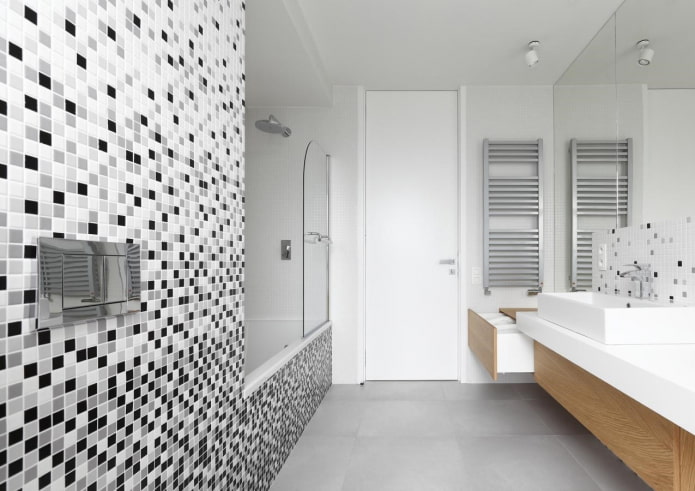 combinazione di diversi colori nel bagno