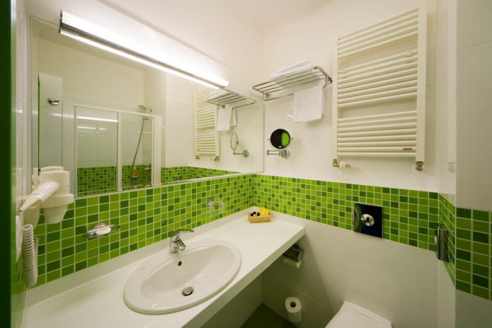 mosaico lineare nell'interno del bagno