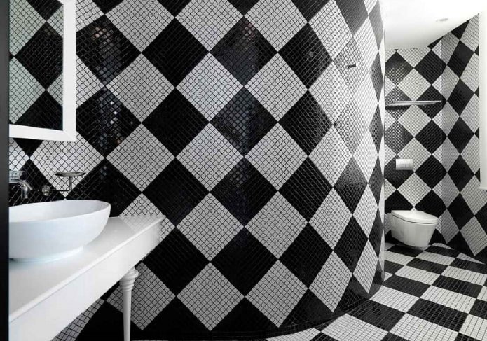 mosaico a scacchiera nell'interno del bagno