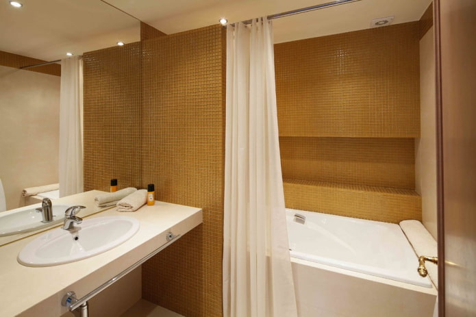 mosaico a rete nell'interno del bagno