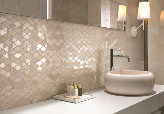 mosaico madreperla nell'interno del bagno