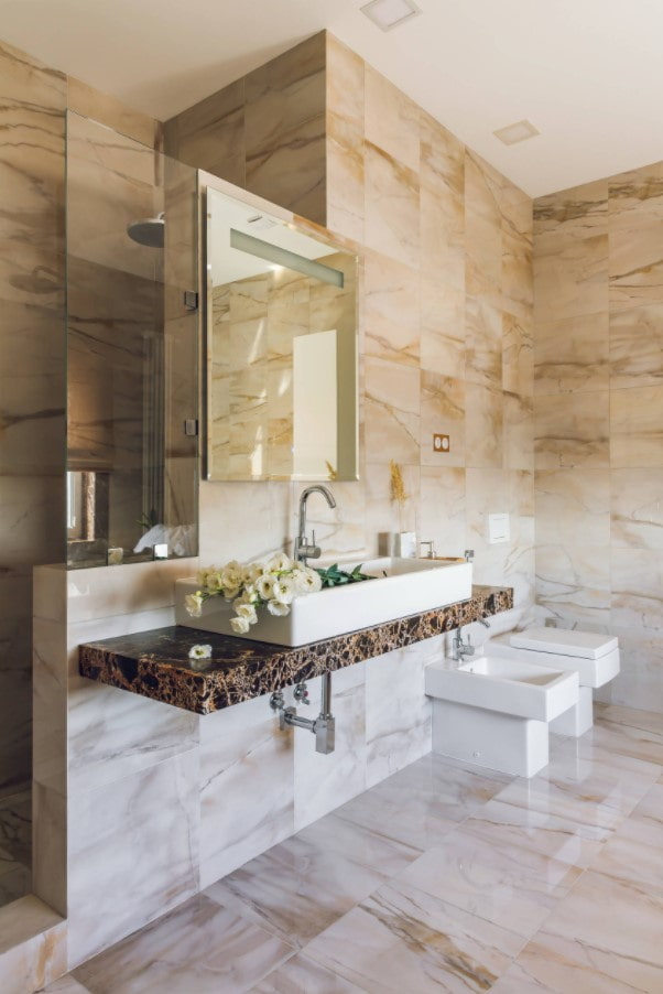 pareti in marmo beige
