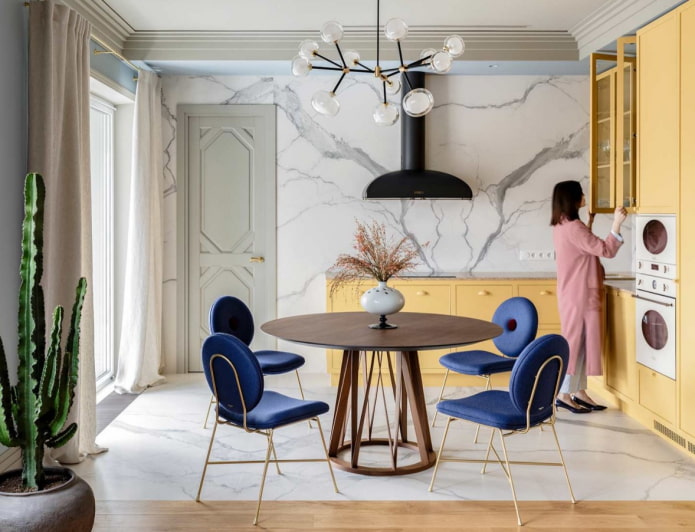 una combinazione di pavimenti in marmo e legno