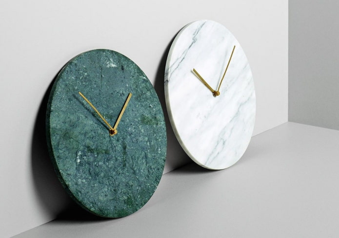 orologio da parete sotto marmo