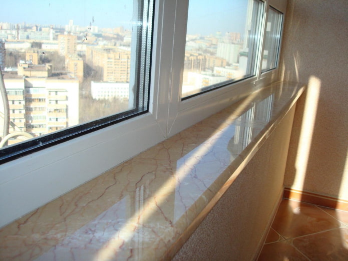 davanzale in marmo sul balcone