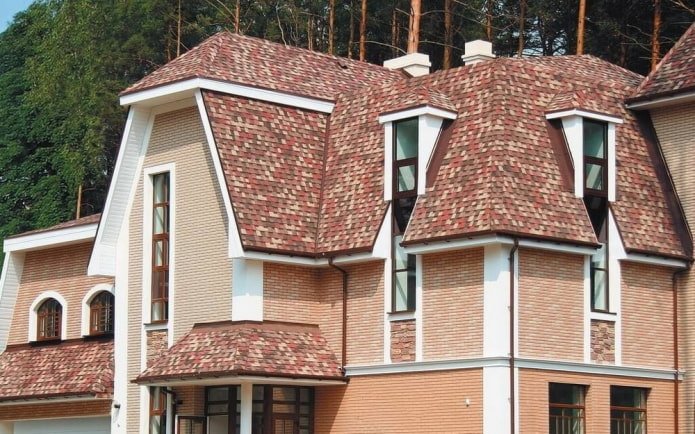 casa con tegole bituminose variegate
