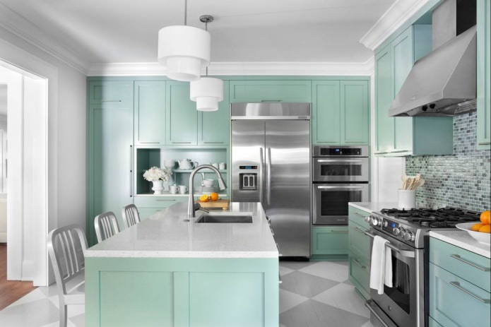 interno di una moderna cucina con isola nei toni della menta