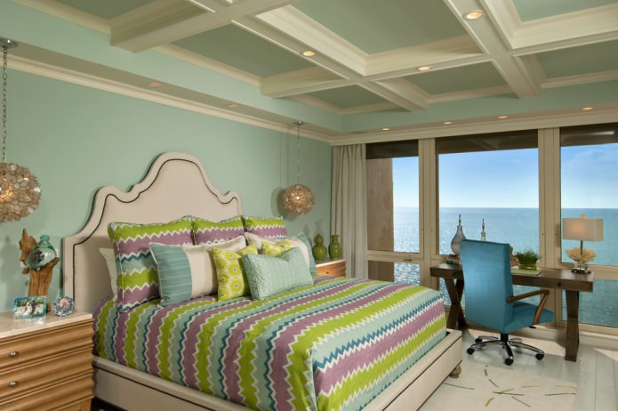 interno della camera da letto con pareti color menta