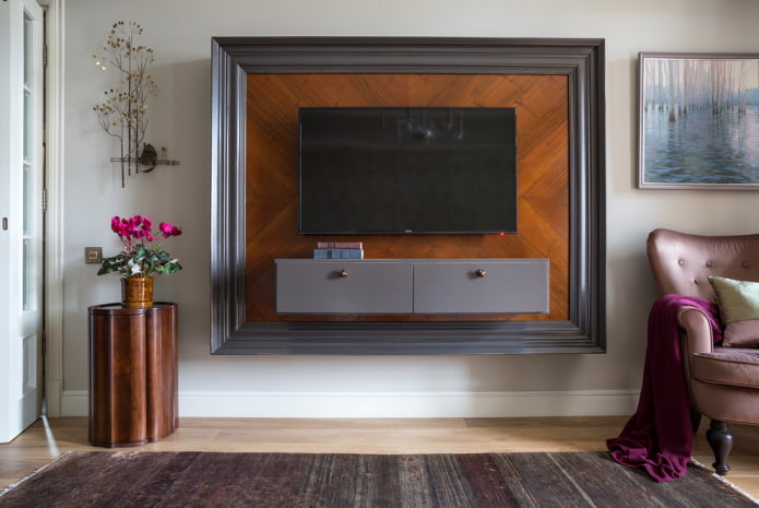 come decorare una TV sulla parete