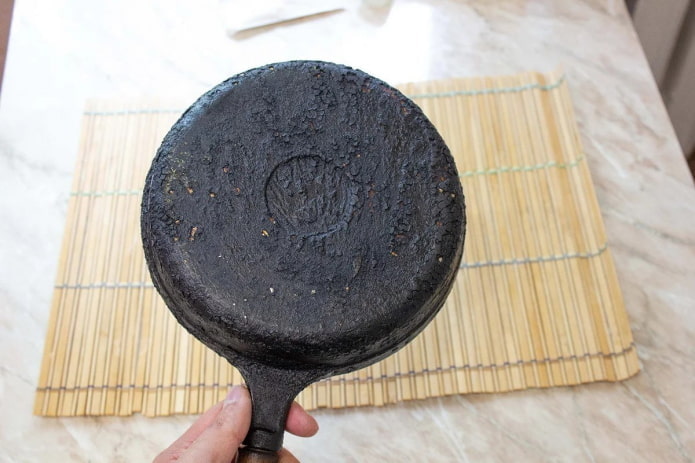 padella in ghisa con depositi di carbonio