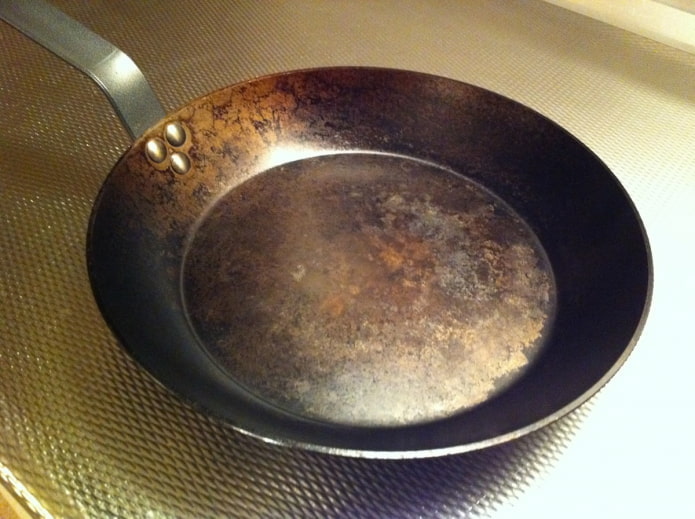 padella in acciaio con depositi di carbonio