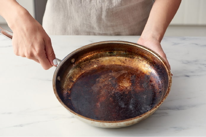 padella in alluminio con depositi di carbonio