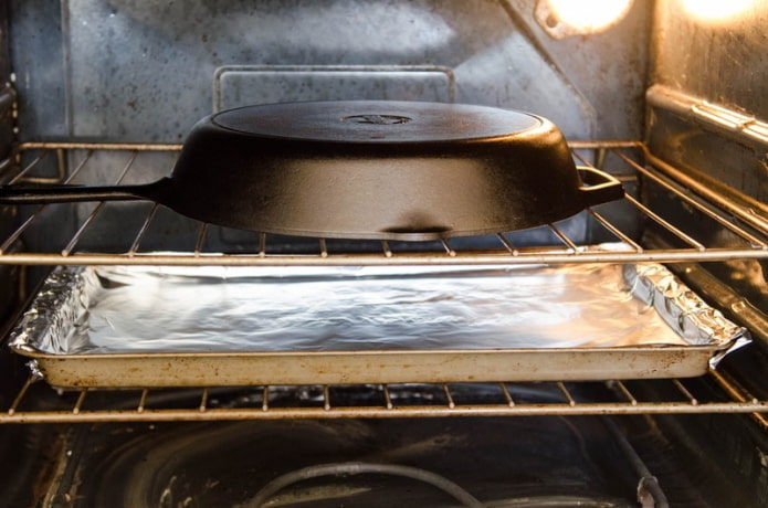 condire una padella in ghisa nel forno