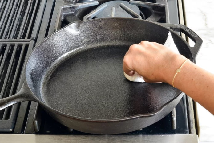 lubrificare una padella in ghisa pulita con olio