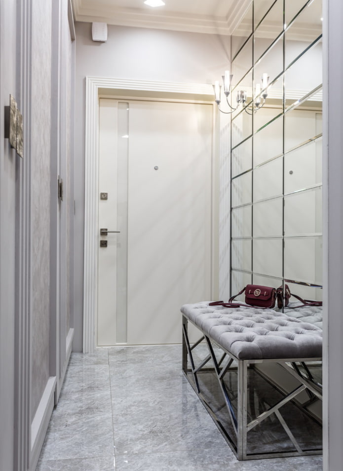 Rivestimento della porta esterna all'interno dell'appartamento
