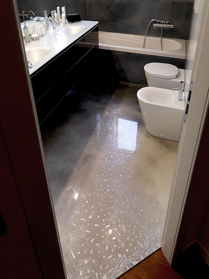pavimento liscio nel water