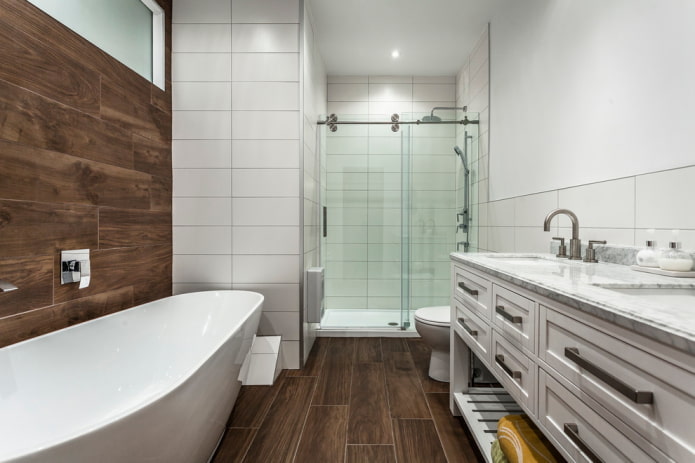 piastrelle per pavimenti sotto il laminato negli interni del bagno