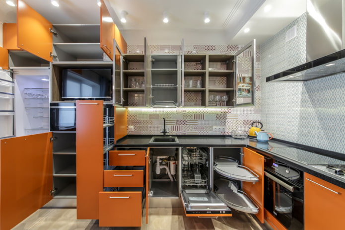 Esempi di riempimento interno dei mobili della cucina