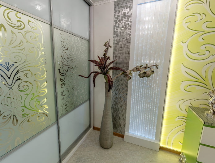 vaso alto a forma di lacrima con ripieno voluminoso a forma di fiori lavorati a maglia