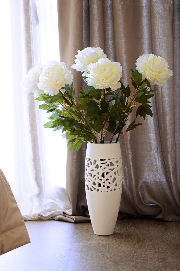 Vaso traforato con fiori