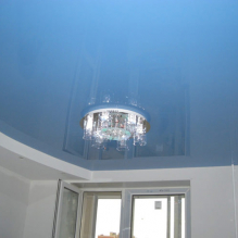 Opzioni di design per il soffitto teso in cucina-19