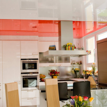 Varianti di design dei soffitti tesi in cucina-17