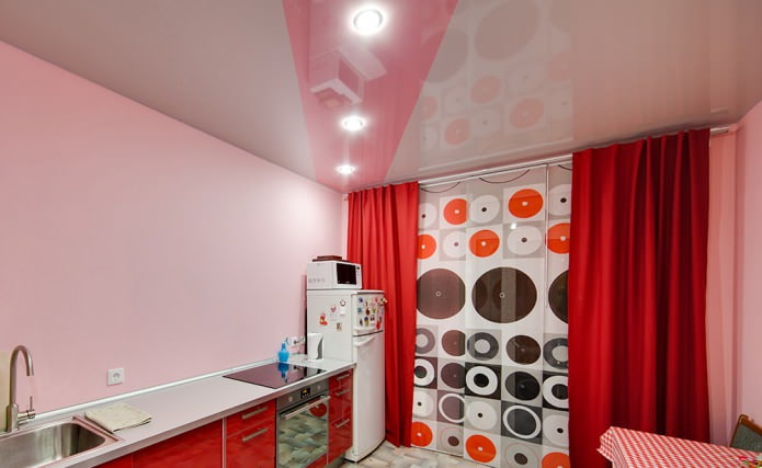 Soffitto teso in una piccola cucina