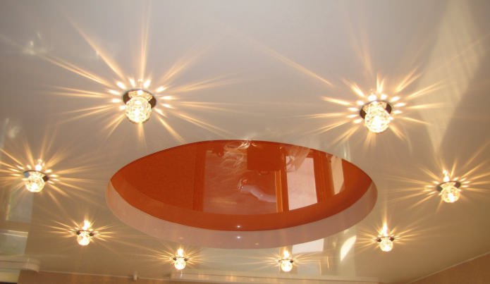 Illuminazione in cucina con soffitto teso