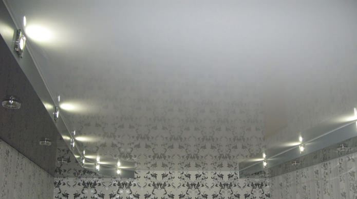 Illuminazione in cucina con soffitto teso